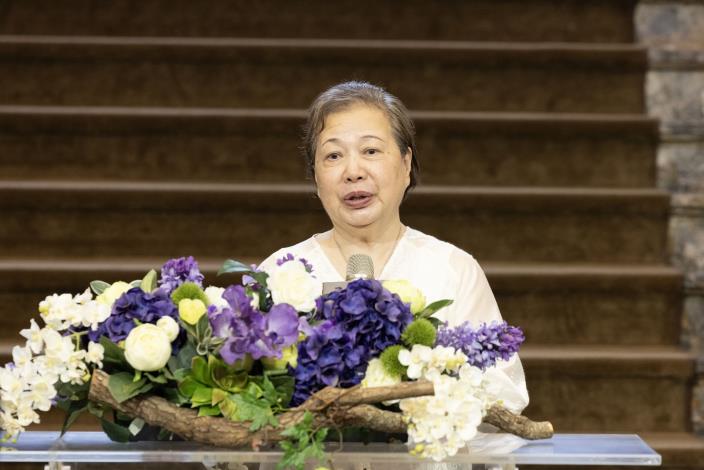 統懋半導體股份有限公司董事謝碧蓮捐贈古董屏風、傅申陶瓷作品，並提及自己已擔任博物館志工30年，最後個人藏品能被博物館保存展示感到別具意義。