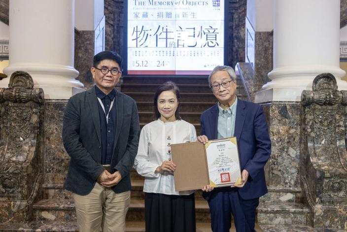 芝加哥大學教授利嘉儀（中）捐贈梁寒操書法作品，文化部長李遠（右）及國立臺灣博物館長陳登欽（左）頒贈感謝狀表達敬意。