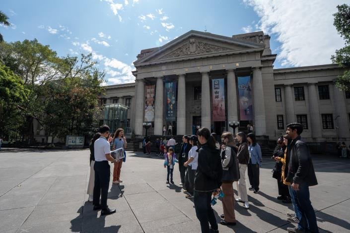 國際青年志工於臺博館進行英語導覽，以多元文化視角向國際旅客介紹臺灣歷史與館藏文物