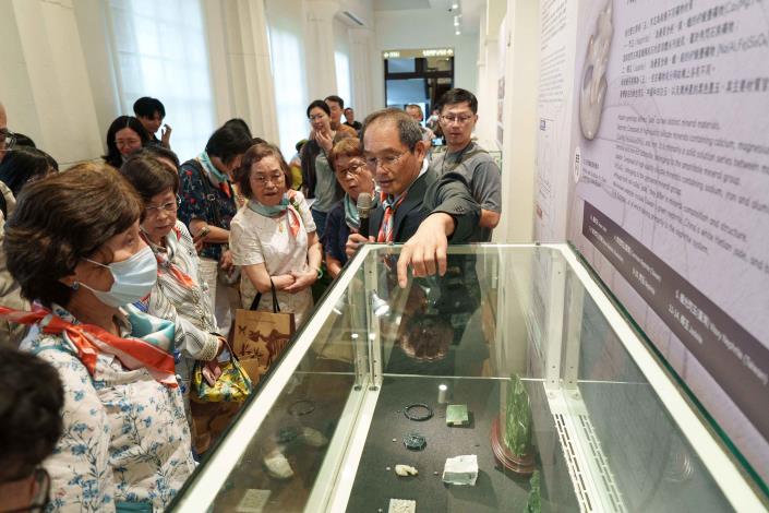 策展人臺博館方建能副研究員導覽礦石館藏介紹玉的分類與分布