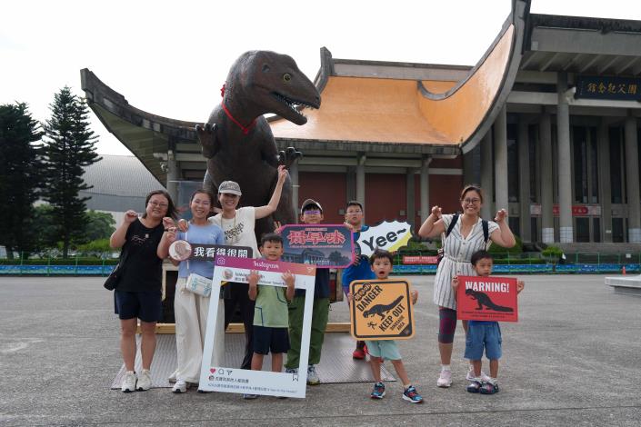 異特龍現身國父紀念館，吸引民眾爭相捕捉「野生恐龍」。