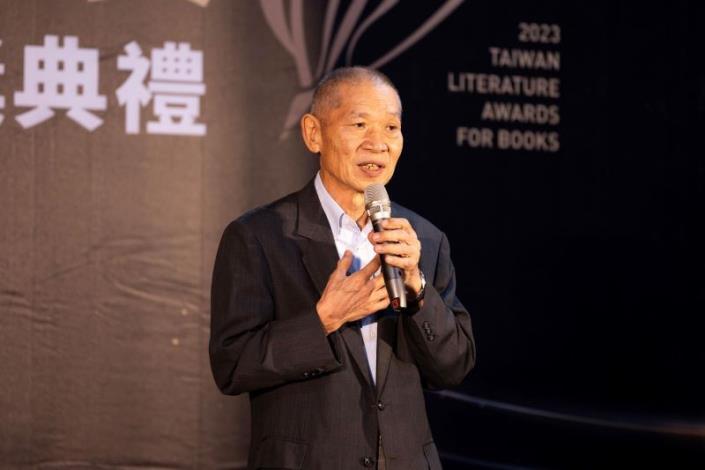 Chen Lieh delivering a speech on stage.