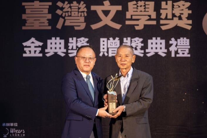  Winner of the Annual Golden Grand Laurel Award, and Culture Minister Shih Che.