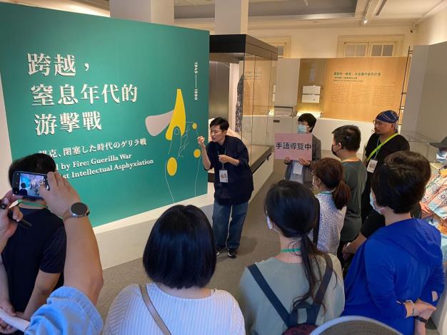 Deaf tour guide Maomao uses Taiwan Sign Language to explain  the permanent exhibition