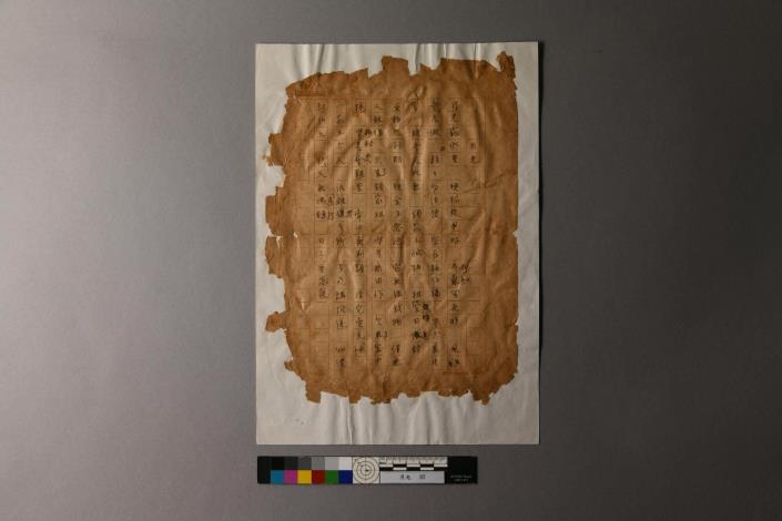 Before undergoing restoration, a side-light inspection of the manuscript of Lai Ho’s Moonlight showed it had been improperly handled, resulting in many wrinkles