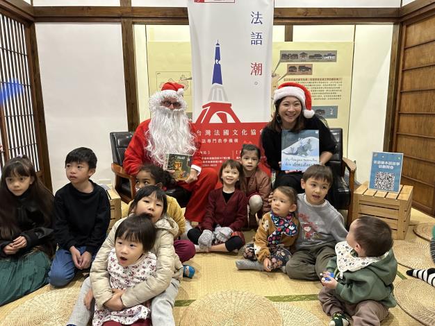 The last event took place on Christmas Eve. Director Vergain (sitting, left) and Ms. Wu Guan-rong (巫冠蓉) (sitting, right) dressed up for the occasion to share French Christmas traditions with children