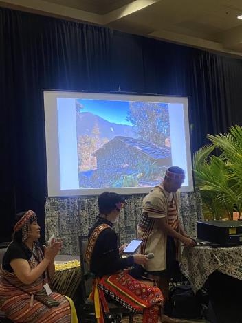 Bunun author Salizan Tikisvilainan attended the Festival of Pacific Arts, held this year in Hawai’i.
