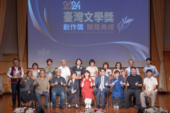Deputy Minister of Culture Lee Ching-Hwi (front row, fifth from the left), NMTL Director Chen Ying-Fang (front row, fourth from the left), jury members, and the winners of the 2024 Taiwan Literature Awards pose for a group photo.