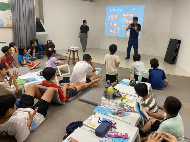 A Deaf teacher uses sign language to introduce the vocabulary in the children’s poem. Here, the children are practicing how to sign “spider web.”