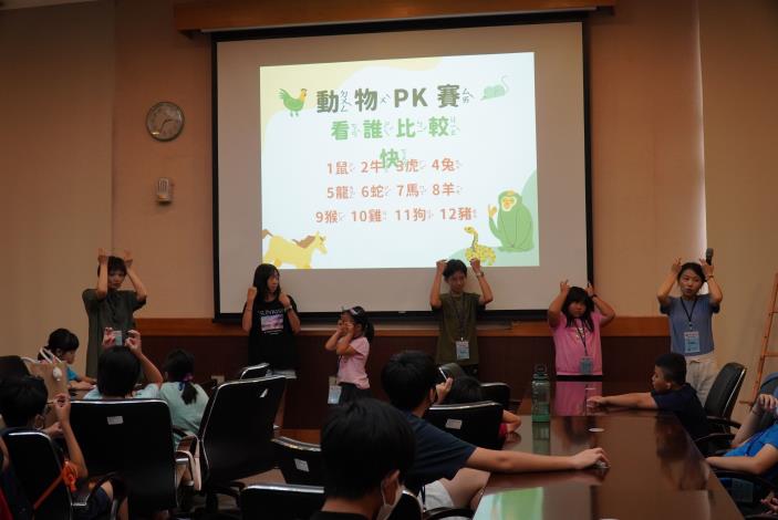 Sign language teachers introduced the twelve animals of the Chinese zodiac and invited students to come up and demonstrate the signs on stage.