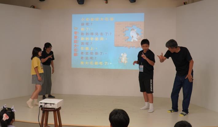 Deaf teachers lead children in reciting children’s poems in Taiwanese sign language.