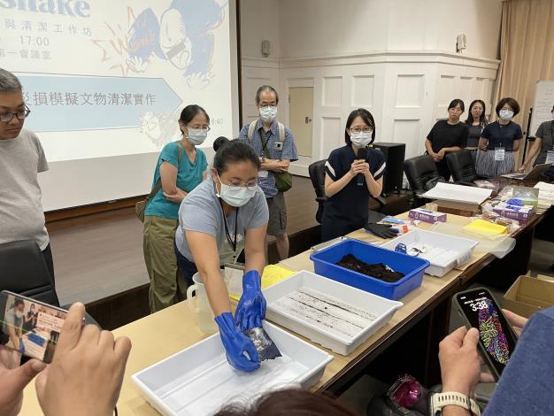 Conservator Chiu Shih-Hsin instructs participants on how to salvage artifacts from debris and classify them.