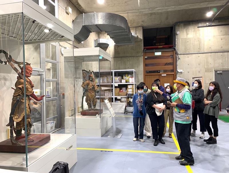 志工導覽庫房，講解博物館的後台工作。