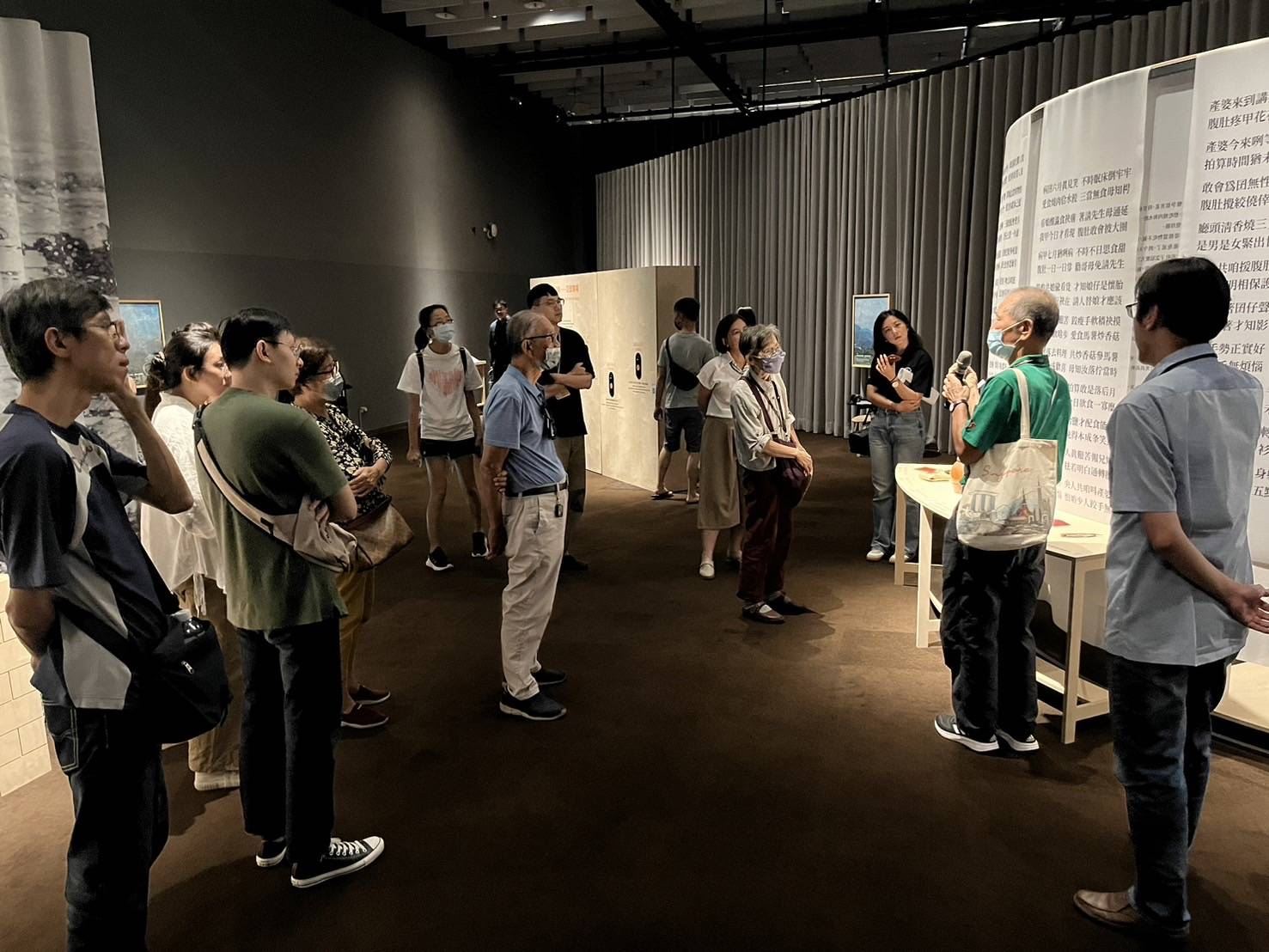 《相褒：病子歌》解析成果在展場呈現，由志工大哥帶領民眾一起吟誦日治時期的詩歌