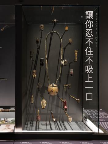 原住民菸具的單元，玻璃正面和側面兩種角度讓觀眾觀賞文物的細節。