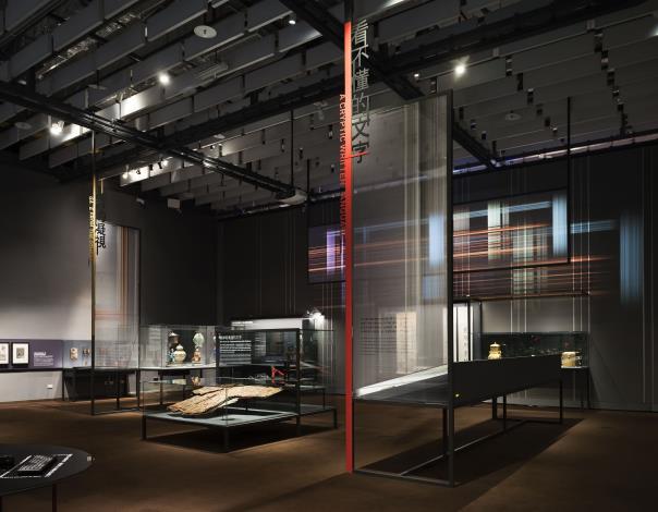 上方投影為動態流動的畫面。