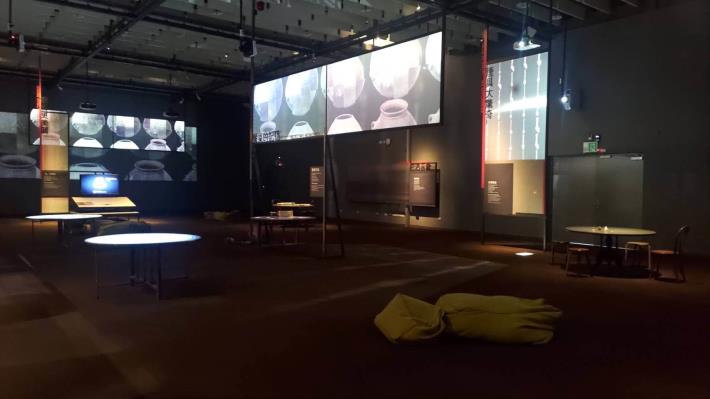 不同的桌面上有不同的展品互動型態。