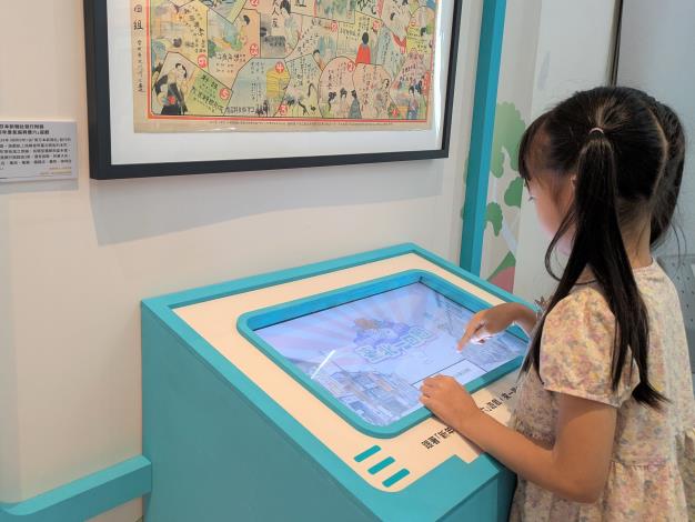“Go for a whirl! The spiral of life”: Sugoroku features lively scenes from the streets of Japanese-era Taipei.