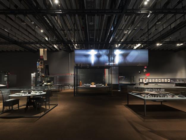 展場正中間，以餐具筵席歡迎觀眾。