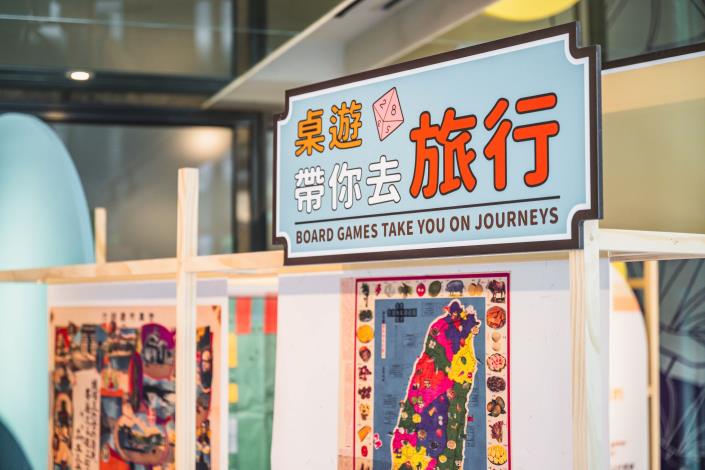 2.テーブルゲームは世界各地の様子が紹介され、人々の旅行への憧れを刺激してくれます。