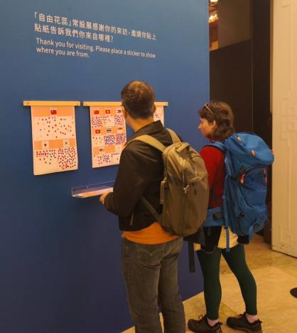 外國旅客於所屬國家欄貼上到訪貼紙