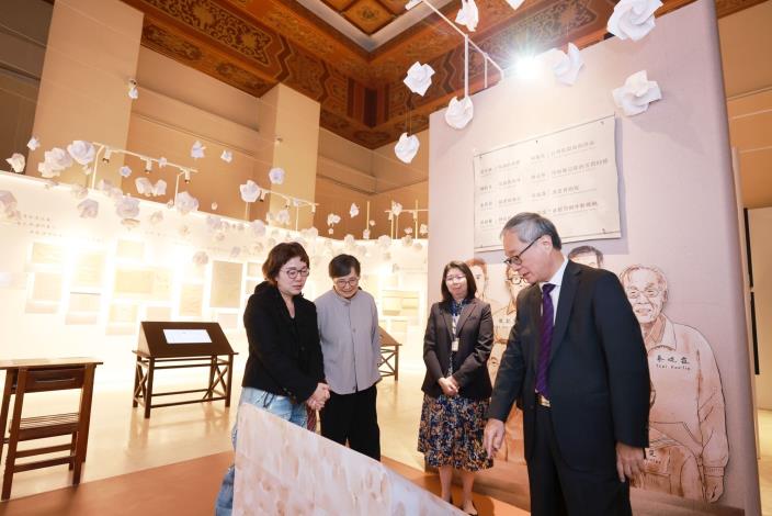文化部長李遠、鄭南榕遺孀葉菊蘭等參觀「自由花蕊」常設展，現場展示「白色恐怖受難者家書及遺書」。