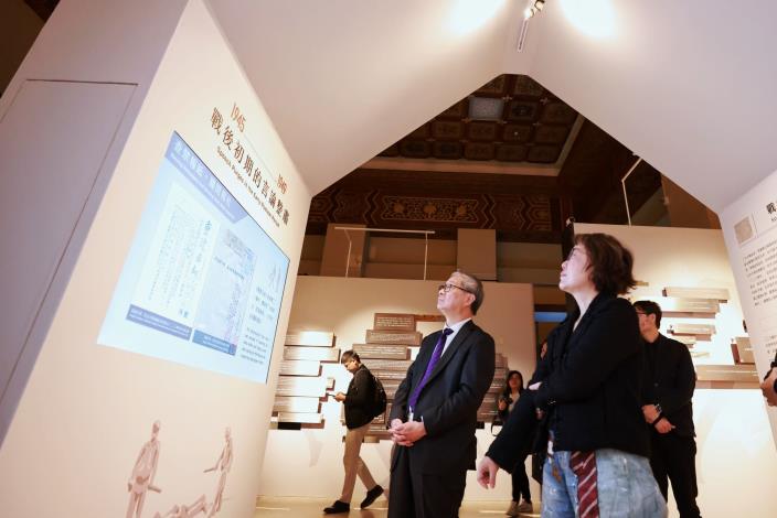 文化部長李遠（左）參觀「自由花蕊」常設展，「臺灣言論自由之路」展區透過真實史料，呈現臺灣從人權黑暗到自由民主的歷程。