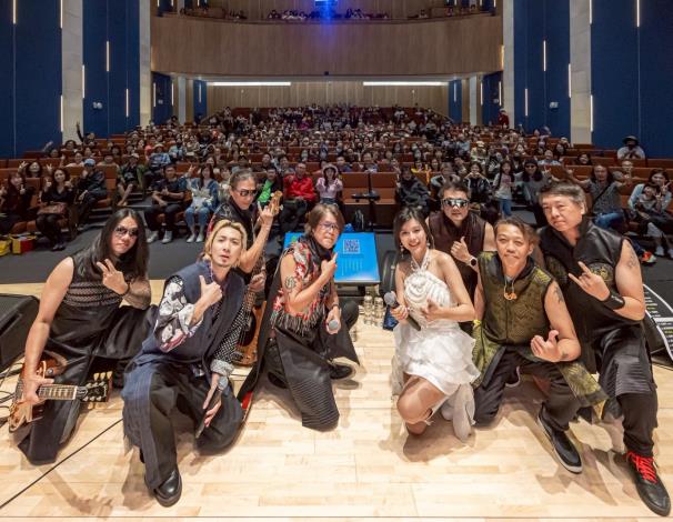 「島嶼的聲音－台語歌曲的美麗佮哀愁」音樂說唱會座無虛席，董事長樂團、周自從、蘇金羚與現場觀眾合影留念。