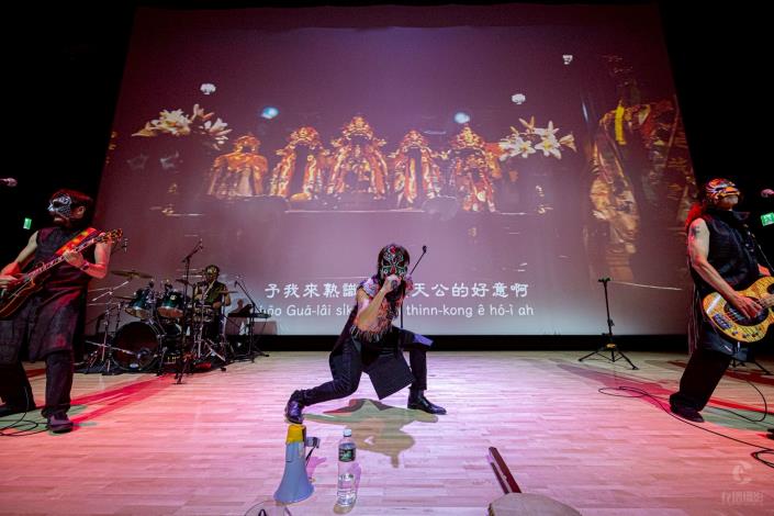 「島嶼的聲音－台語歌曲的美麗佮哀愁」音樂說唱會，董事長樂團熱情演唱「眾神護台灣」曲目。