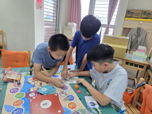新北市淡海國小同學團隊合作完成百合花拼圖的挑戰任務