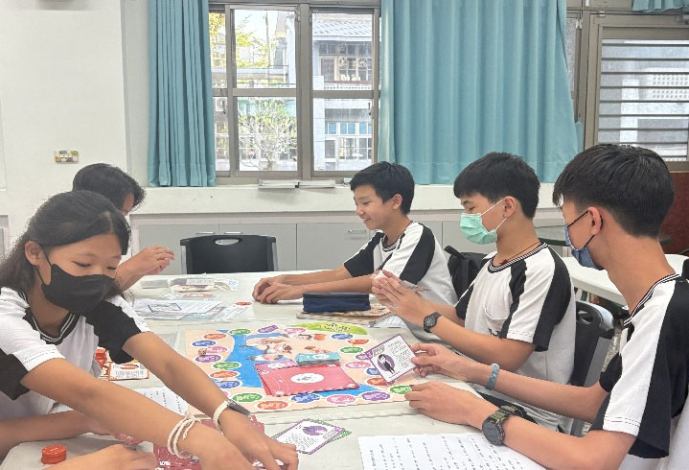 南投縣集集國中同學透過閱讀角色人物卡，認識對臺灣民主作出貢獻的人物。