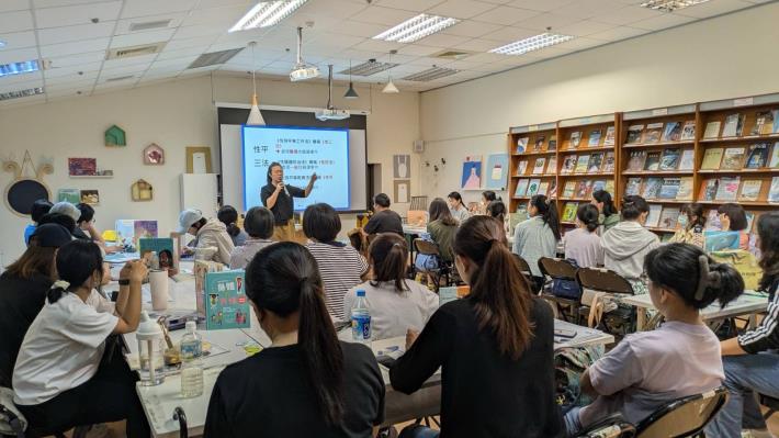 活動學員在「畫出性別界線，勇敢Say No」114年性平推廣活動中，從陳東玉老師的分享認識如何陪伴孩子認識自己的身體，建立身體自主權與預防性騷擾。