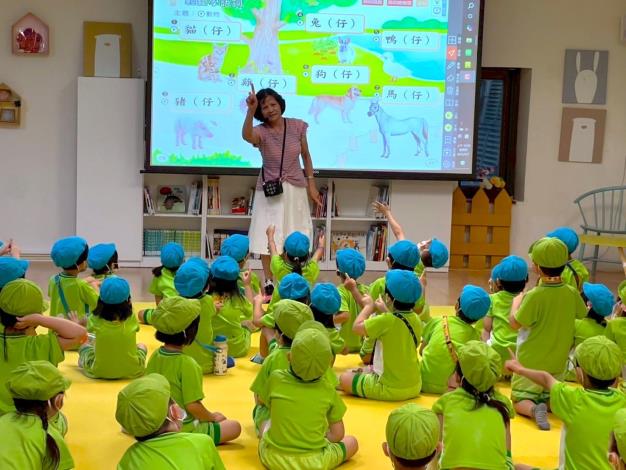 陳秀綿老師於「我佮意的動物」推廣活動，帶領教保中心的孩童用台語認識不同的動物。