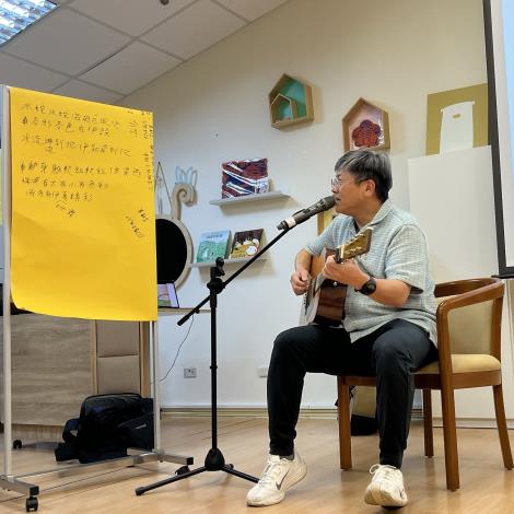音樂專輯創作人黃培育老師於培力工作坊中，分享台語童謠創作經驗與心得。