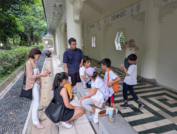 文化幣定向任務解謎活動—光影之間的尋燈人，家長與小朋友在迴廊解謎。