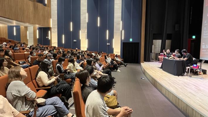 同黨劇團《白色說書人》讀劇會演出會後進行座談分享，帶領觀眾認識編劇等幕後幕後故事。