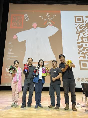 同黨劇團《白色說書人》讀劇會10月24日演出，國立中正紀念堂管理處處長張惠君(中)、同黨劇團團長邱安忱(左2)、弘宛然古典布袋戲團長吳榮昌(右2)及山宛然客語布袋戲團長黃武山(右1)等合影。