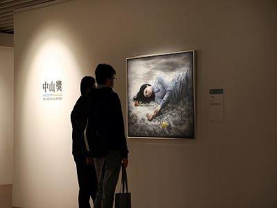 民眾之三參觀中山青年藝術獎展覽.JPG(另開新視窗)。