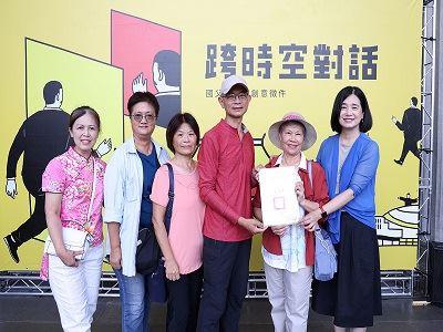 陳玉秀總監頒獎給獲得評審特別獎的高齡創作團隊