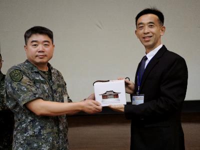 國立國父紀念館館長王蘭生(右)致贈陸軍官校大學部主任張桂琥(左)紀念品