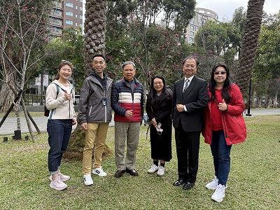 貴賓合影左起：民權國小學務主任張玉欣、國立國父紀念館館長王蘭生、民權國小學名譽校長吳國基、民權國小教務主任鄭皓芸、指揮鄒基華老師、家長會長江怡德