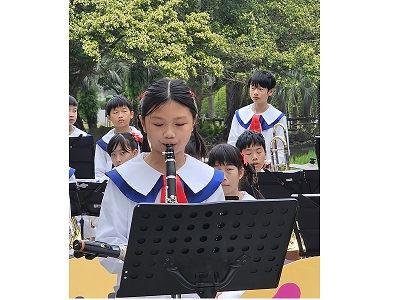 民權國小黃妍甯同學表演豎笛獨奏
