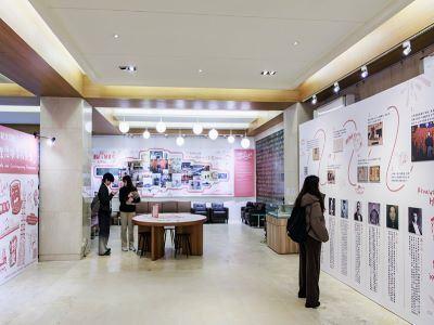 小15民眾於展區凝神觀展畫面。