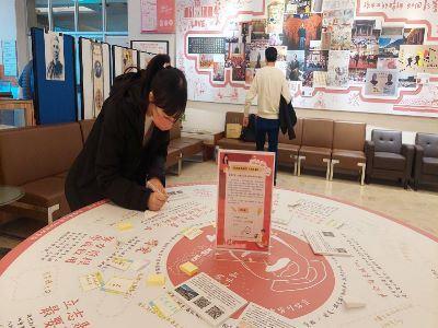 小12民眾參觀展覽並於國父名言互動簽名板留言