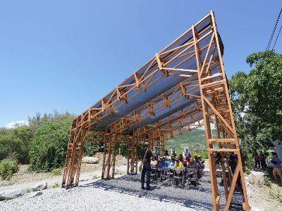 台東舊香蘭遺址旁，由在地團隊與志工共同構築，結合國產材展示、木育與史前文化學習，開放學員參觀體驗。