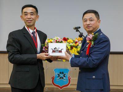 國父紀念館王蘭生館長致贈空軍航空技術學院李瀚鼎校長文創纪念品。