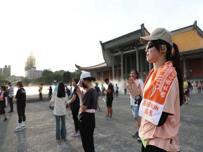 大眾在跑步後一同為世界祈福