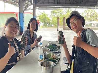 學員展示親手製作的小米粽。