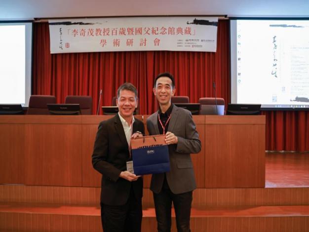 國父紀念館王蘭生館長致贈臺灣藝術大學鐘世凱校長文創纪念品。
