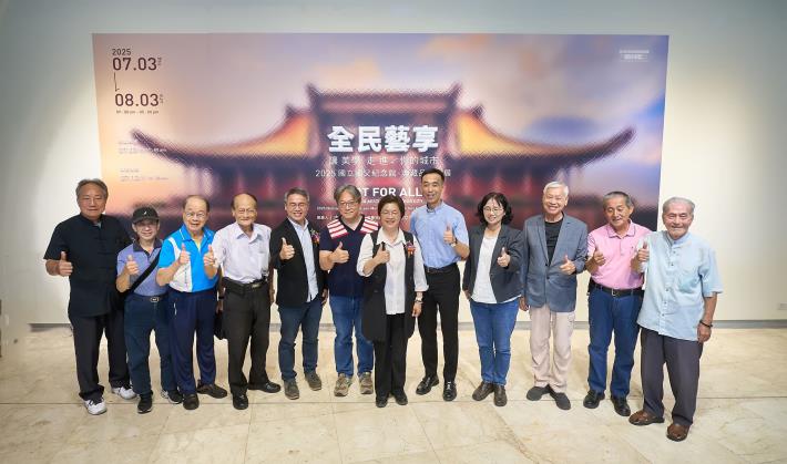 01貴賓合影。左5起彰化縣書法學會榮譽會長吳啟林、策展人中國文化大學美術學系古耀華教授、彰化縣長王惠美、國父紀念館館長王蘭生、彰化縣文化局局長張雀芬
